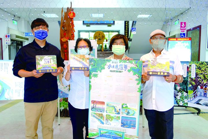 ▲羅東鎮公所推出限量發行的「2022水圳羅東桌曆」。　記者-王政／攝  