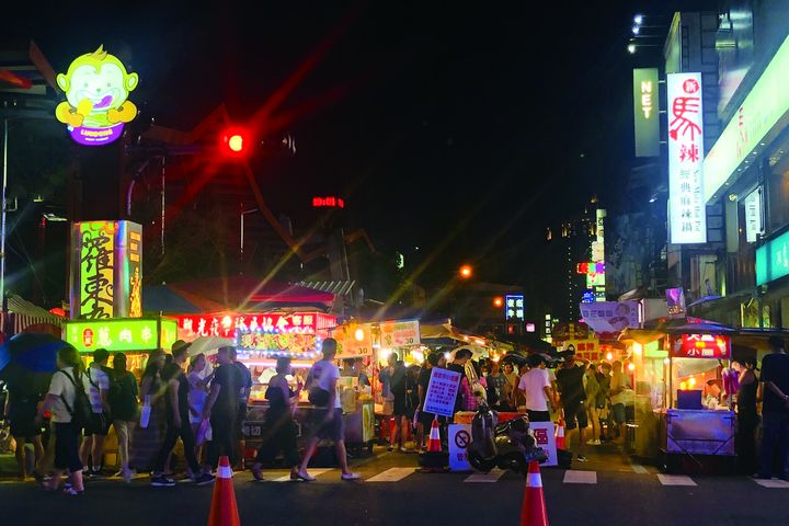 ▲在羅東鎮公所的用心規劃下，羅東夜市成為最負盛名的觀光夜市。　圖：羅東鎮公所／提供