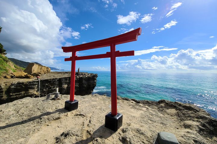 ▲豎立在大明神岩上的白濱神社鳥居。　圖：美好伊豆創造中心／提供