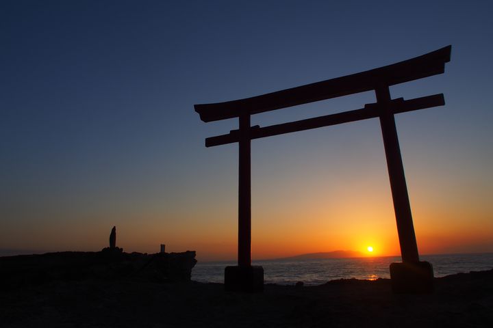 ▲白濱神社鳥居的迷人日出。　圖：美好伊豆創造中心／提供