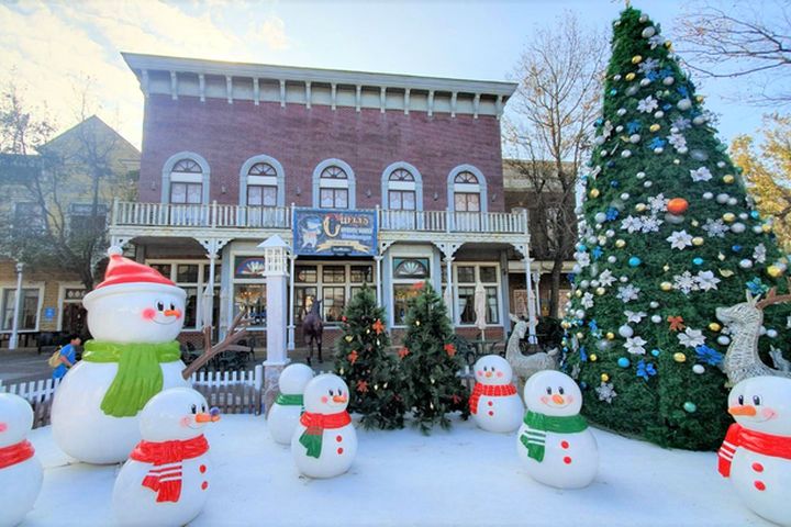 全台最正宗飄雪耶誕村11月27日起登場。　圖：六福村主題遊樂園／提供 