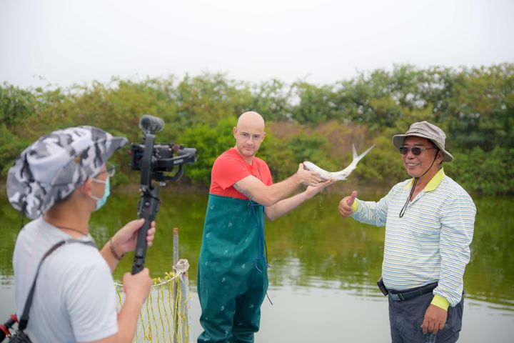 節目主持人吳鳳，親臨臺南體驗灑網捕魚。　圖：臺南市政府觀旅局／提供 