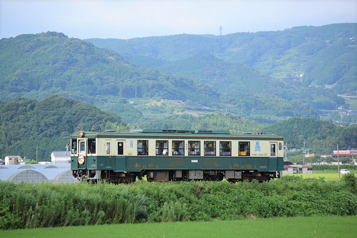 九州松浦鐵道的懷舊號陶都物語小火車，提供包車租借服務。　圖：有田町觀光協會 / 提供