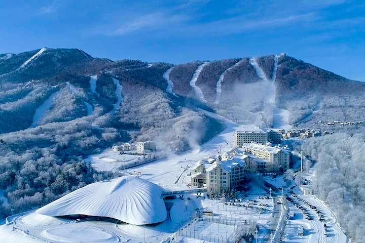 ▲亞布力滑雪場為大陸最大的天然滑雪場。　圖：亞布力陽光度假村滑雪場微博公眾號／來源