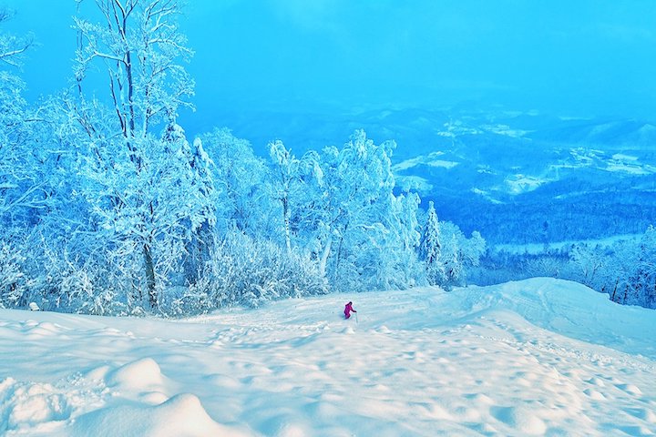 ▲亞布力滑雪場可以滿足各路好手的挑戰。　圖：亞布力陽光度假村滑雪場微博公眾號／來源