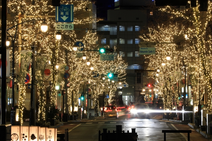 ▲從千歲橋延伸至松本城公園的「大名町通」，全長約300公尺。掛滿閃亮燈串的成排行道樹，讓人有種置身在歐洲小鎮的錯覺。　圖：松本市 觀光推廣課／提供