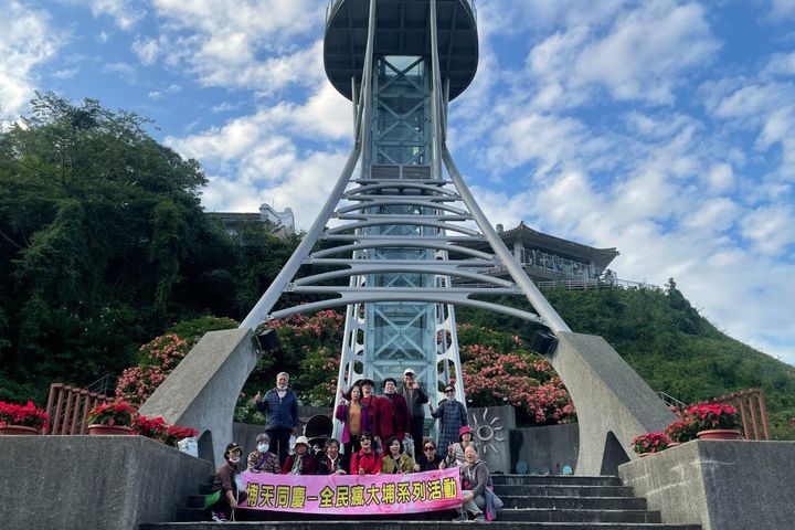 長輩們開心暢遊曾文水庫。　圖：西拉雅國家風景區管理處／提供 