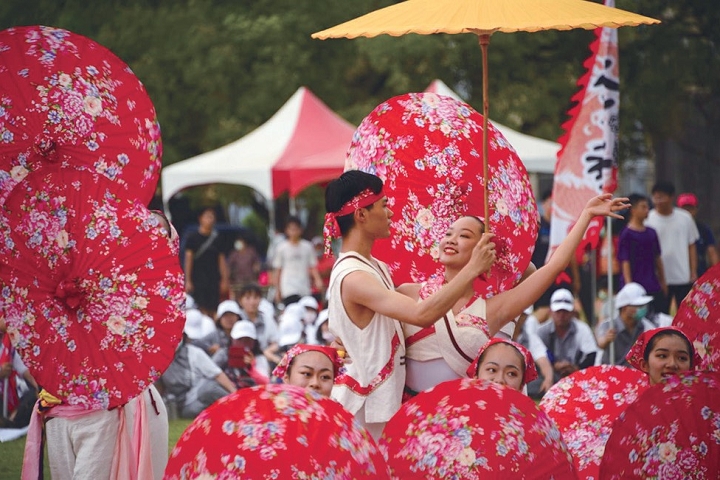 「2021第56屆六堆運動會」開幕典上，帶來精彩的客家傳統舞蹈表演。　圖：六堆300豐沛大款、客家委員會／提供