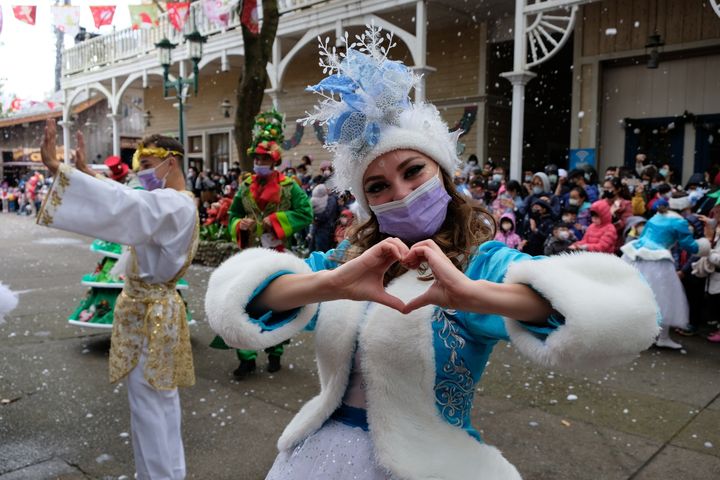 ▲飄雪的耶誕糖果派對遊行深受遊客喜愛。　圖：六福村主題遊樂園／提供