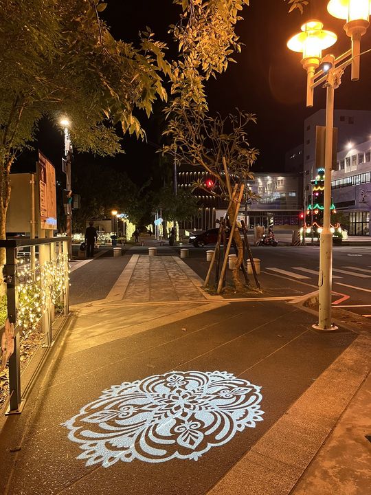 ▲綠川水域的布置，有燈串還使用投影裝置讓夜間的人行步道展現精美雕花圖樣。　圖：臺南市政府觀光旅遊局／提供