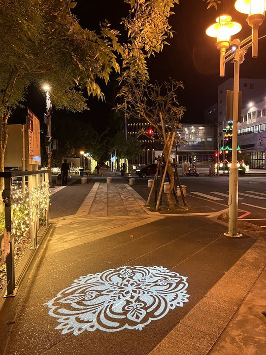 ▲綠川水域的布置，有燈串還使用投影裝置讓夜間的人行步道展現精美雕花圖樣。　圖：臺南市政府觀光旅遊局／提供