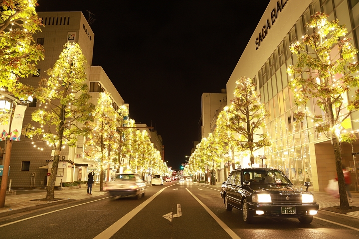 JR佐賀站前、猶如黃金光廊的中央大道，是歲末年初限定的美景。　圖：元氣佐賀／提供