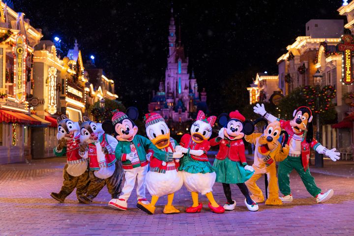 ▲與迪士尼朋友們一起在皚皚白雪中歡慶聖誕。　圖：香港迪士尼樂園／提供