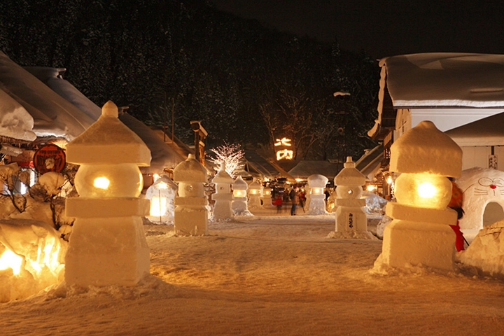 雪祭期間入住大內宿，到處可見浪漫的雪燈籠。　圖：福島縣觀光物產交流協會／提供