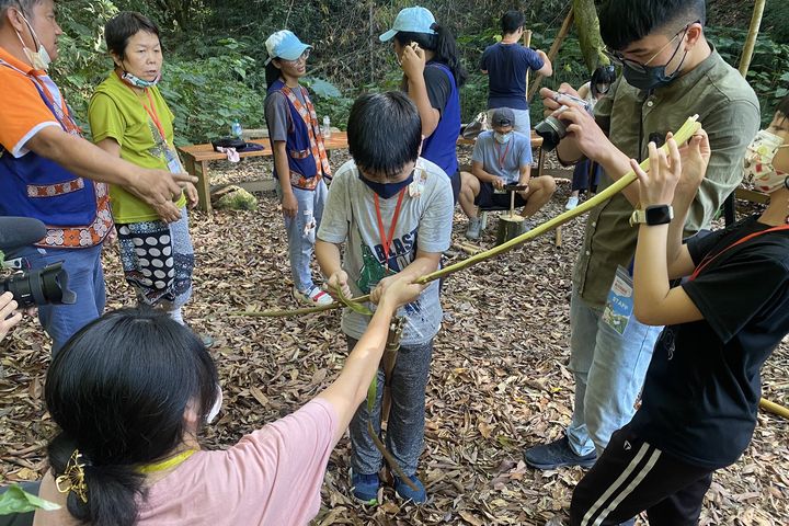 ▲屏東縣三地門鄉安坡部落素有「童玩王國」美名，童玩DIY體驗遊程廣受遊客歡迎。　圖：茂林國家風景區管理處／提供