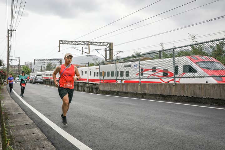 ▲新北市鐵道馬拉松接力賽可享受與火車並肩而跑的獨特體驗。　圖：新北市政府觀光旅遊局／提供