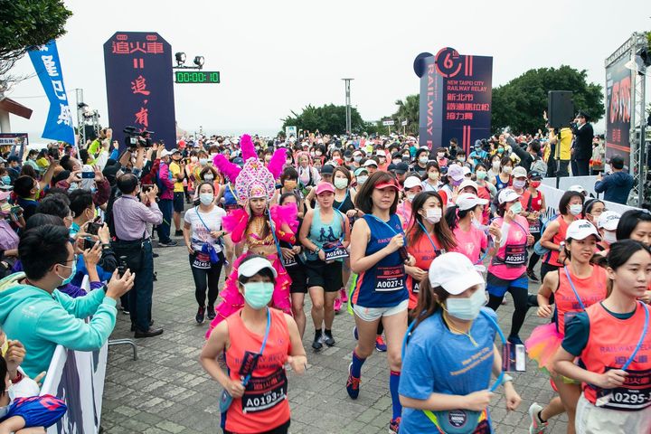 新北市鐵道馬拉松接力賽於福隆盛大開跑。　圖：新北市政府觀光旅遊局／提供