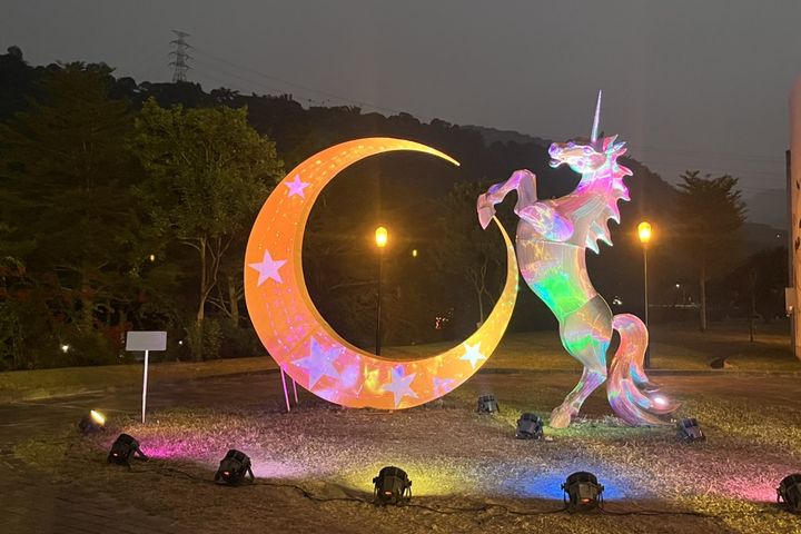 ▲牛埔仔愛情大草原的裝置藝術「逐月奔愛」。　圖：阿里山國家風景區管理處／提供