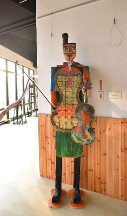 ▲和平琴俑-由和平村民製作的漂流木小提琴，述說音樂連結社區的感人故事。　圖：西拉雅國家風景區管理處／提供