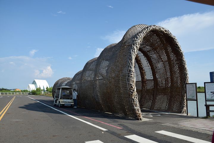 ▲彈塗魚籠竹隧道。　記者-歐彥君／攝