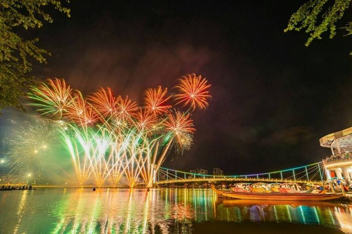 ▲龍潭大池的吊橋在煙火點綴下，更顯浪漫氛圍。　圖：桃園市政府觀光旅遊局／提供