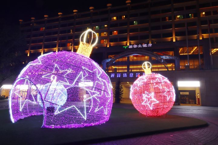 麗寶樂園渡假區推出麗寶耶誕新年城，燈區「許願之星」遊客還能站進5米高燈球中拍照。　圖：麗寶樂園渡假區／提供 