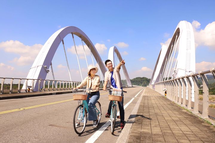 ▲新威大橋─新威森林公園適宜自行車漫遊。　圖：茂林國家風景區管理處／提供