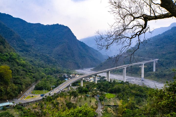 ▲霧臺鄉谷川大橋壯觀瑰麗。　圖：茂林國家風景區管理處／提供