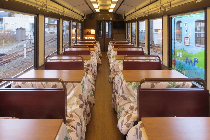 暖爐列車把日本家家戶戶都有的暖爐桌直接搬上車廂，讓海外遊客也能體驗日式暖桌的魅力。　圖：岩手好好玩／提供