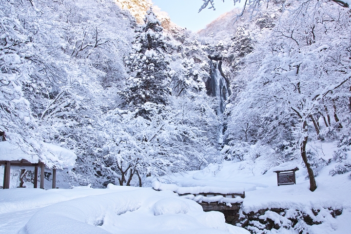 岡山縣山林間的雪白仙境「神庭瀑布」。　圖：日本旅行情報局／提供