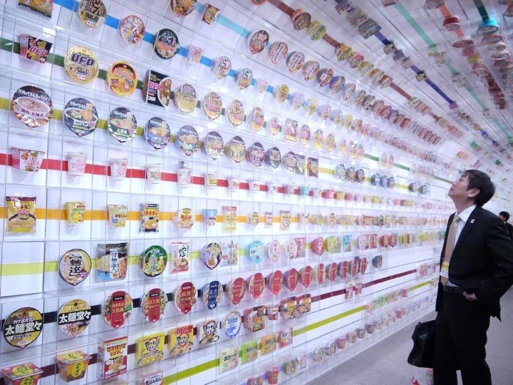 ▲泡麵隧道內展示了約800種的泡麵包裝。　圖：日本旅行情報局／提供