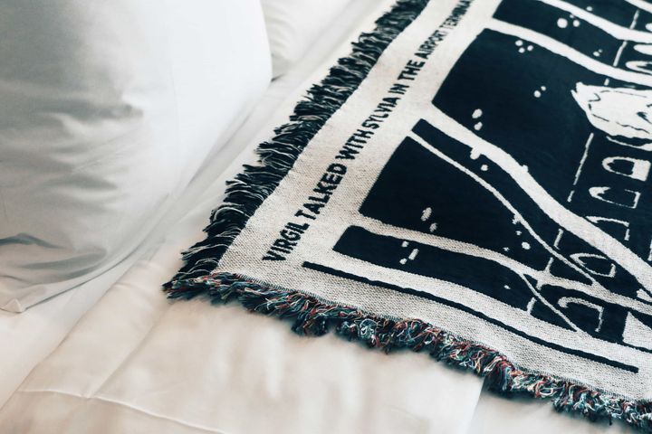▲展期間預定「Movie Blanket Dream」專案，即可享有此次展覽創作織毯乙條，為期待的紀念日、難得的旅行，預約一夜好眠。　圖：U.I.J Hotel & Hoste／提供