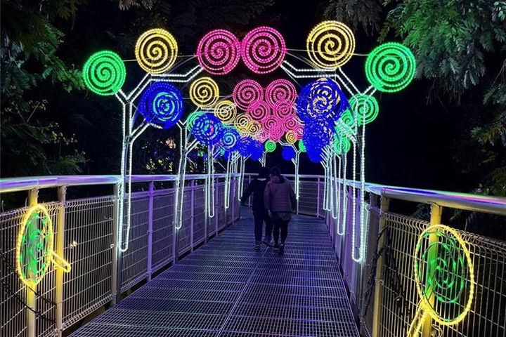 ▲天空步道_「甜蜜一路」燈光藝術裝置。　圖：彰化縣政府城市暨觀光發展處／提供
