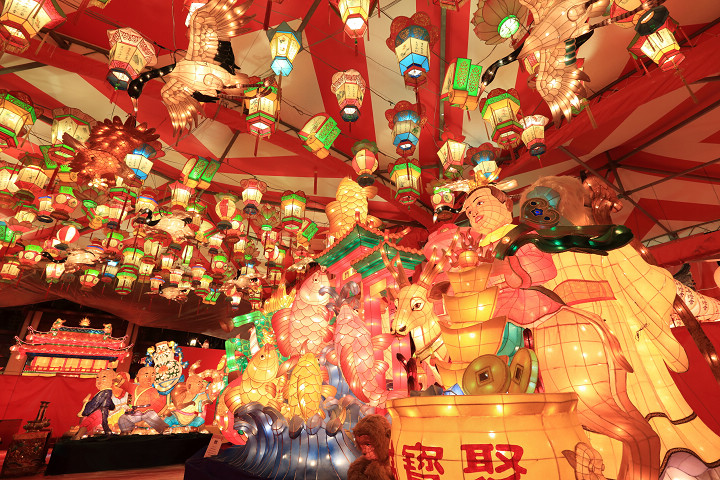 長崎燈會有許多不同造型花燈，令人眼花撩亂。　圖：長崎縣觀光連盟／提供