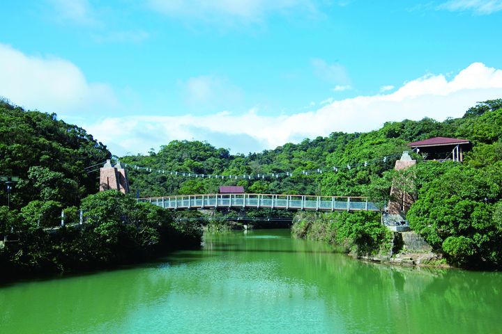 情人湖吊橋。　圖：北海岸及觀音山國家風景區管理處／提供