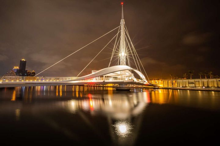 ▲夜間打上燈光的大港橋。　圖：高雄市政府觀光局／提供