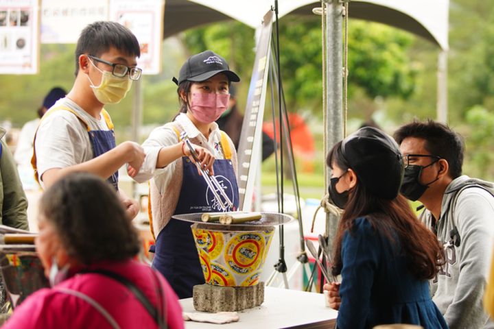 現場民眾竹筒烤茶體驗。　圖：阿里山國家風景區管理處／提供 