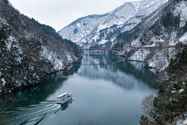 庄川峽秋有紅葉、冬有雪景，是來富山縣旅遊不可錯過的絕美景點。　圖：日本旅行情報局／提供