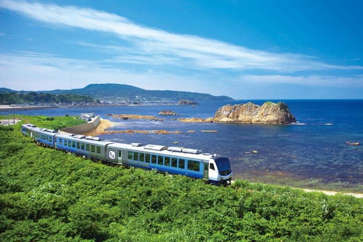 ▲Resort白神號「青池(Aoike)」編成列車沿著風光旖旎的日本海運行，車廂兩側設有大型車窗的展望席，讓美景盡收眼底。　圖：JR東日本旅客鐵路株式會社／提供