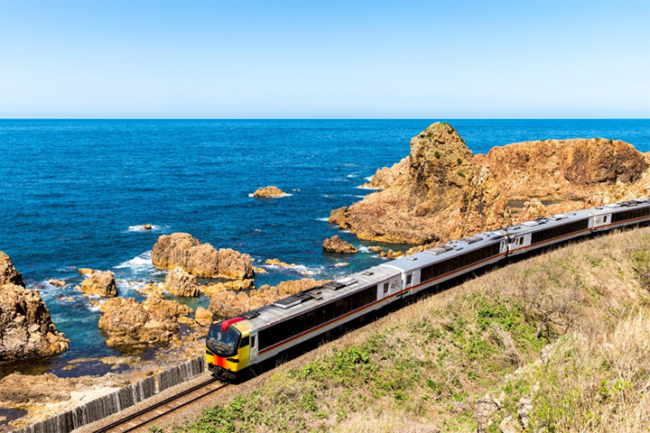 ▲Resort白神號「熊啄木鳥(Kumagera)」編成列車，行駛於五能線。　圖：JR東日本旅客鐵路株式會社／提供