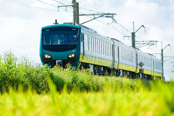 ▲穿行於綠野間的Resort白神號「橅(Buna)」編成列車。　圖：JR東日本旅客鐵路株式會社／提供