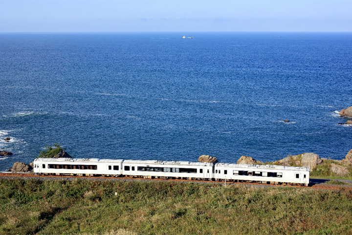 ▲車輛緩行於三陸海岸，讓乘客一面眺望海洋風景，一面享受東北食材烹製的美食。　圖：JR東日本旅客鐵路株式會社／提供