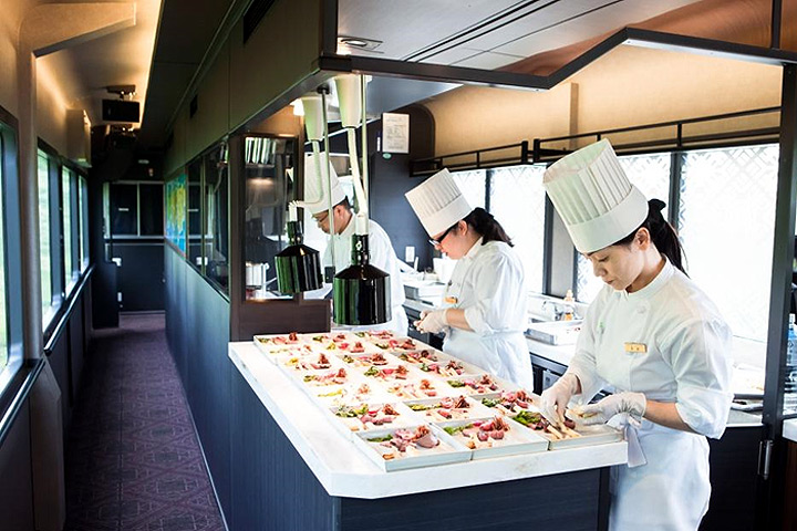 ▲2號車廂為實況廚房區，可觀賞廚師的調理過程。　圖：JR東日本旅客鐵路株式會社／提供