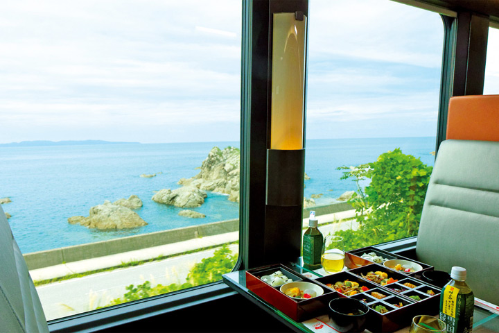 ▲一邊品味美食餐點，一邊眺望窗外壯闊的日本海。　圖：JR東日本旅客鐵路株式會社／提供