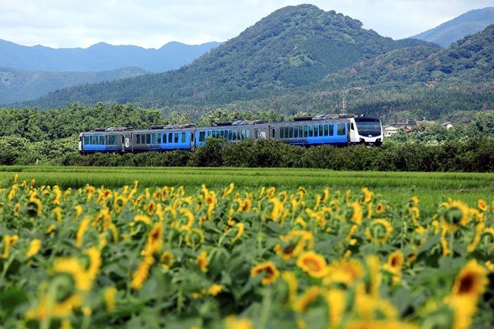搭乘愉快列車，讓旅途滿心快樂。　圖：JR東日本旅客鐵路株式會社／提供