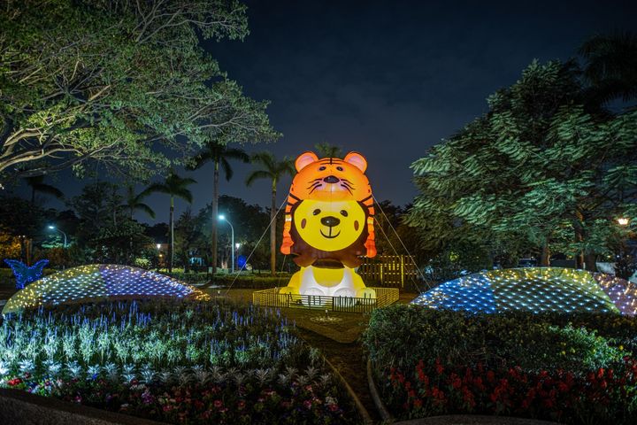 金獅湖6米金獅寶寶及蝴蝶造型燈。　圖：高雄市政府觀光局／提供 