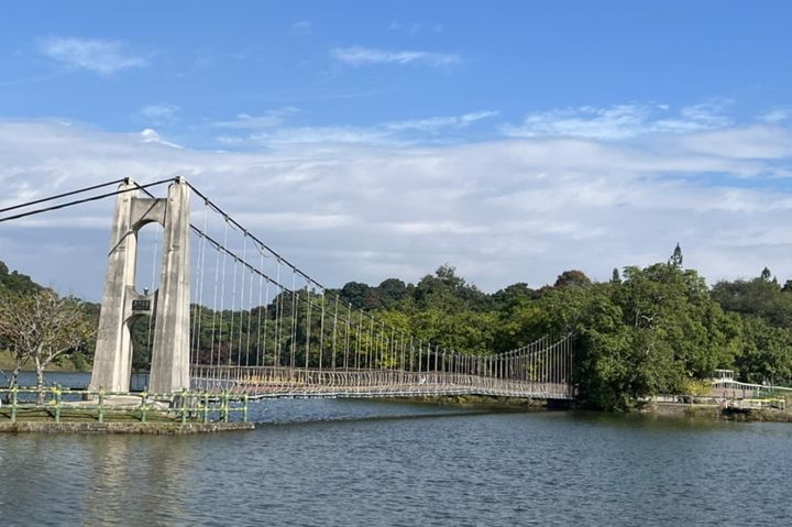 虎埤五寶之一-虎月吊橋。　圖：虎頭埤風景區管理所／提供