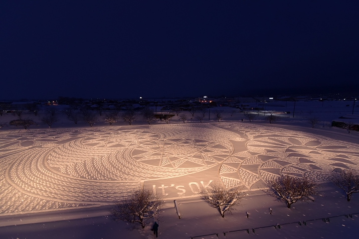 主辦單位過去在寬140公尺、長70公尺的會場中展示的雪地畫作。　圖：NPO法人loveaomori project／提供