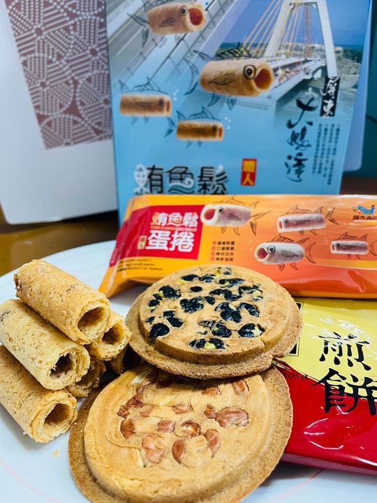 ▲《Go Bike TAIWAN玩騎認證》玩騎還可品嚐地方伴手禮-鮪魚鬆蛋捲及煎餅。　圖：大鵬灣國家風景區管理處／提供