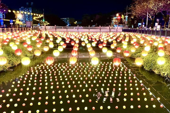 屏東燈節萬年溪燈區，以燈飾串聯打造屏東藝術景點。　圖：屏東縣政府傳播暨國際事務處／提供